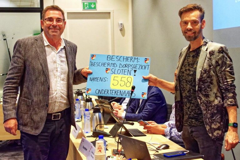 VIDEO/FOTO’S Stem van Sloten, stadsomroeper Pieter Haringsma, roept na 40 jaar nog één keer